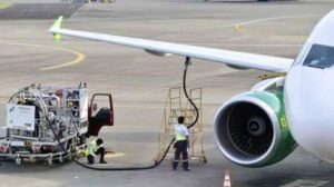 Ilustrasi pengisian avtur pada maskapai