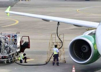 Ilustrasi pengisian avtur pada maskapai