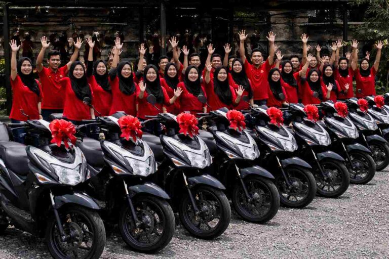 Pemilik Rumah Makan di Sukoharjo Bagi-Bagi THR Motor ke 29 Karyawan, Total Rp580 Juta. Ini Alasannya!