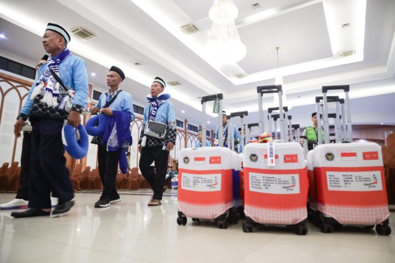 Menhaj Lepas 391 Jemaah Kloter Pertama Embarkasi Jakarta-Pondok Gede, Haji 2026 Resmi Dimulai!