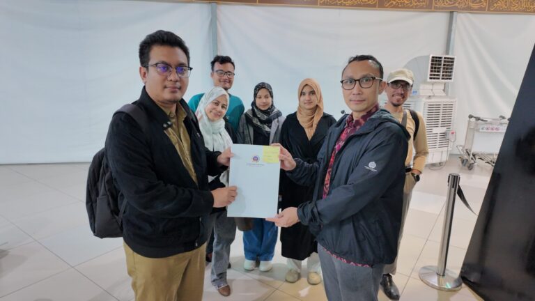 Kemlu Evakuasi 45 WNI Dari Iran. Dilakukan Secara Bertahap!