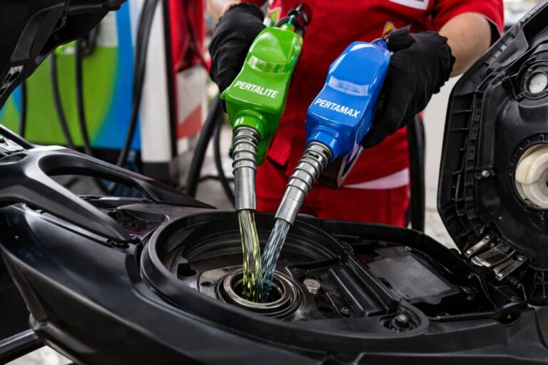 Campur Pertalite dan Pertamax Biar Irit, Aman atau Justru Merusak Mesin?