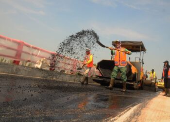 Ilustrasi pembuatan jalan Aspal Buton