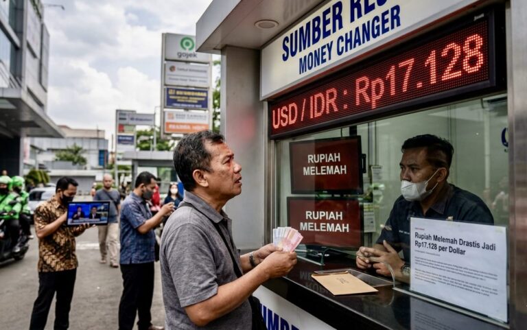 Rekor Terendah! Rupiah Melemah ke Rp17.128 per Dolar AS!
