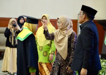 Ketua Umum PP ‘Aisyiyah Salmah Orbayinah melantik 105 lansia dalam Wisuda Sekolah Lansia Berdaya