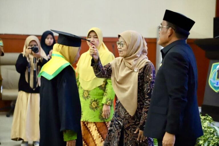 Wisuda 105 Lansia di HSU, Ketua PP ‘Aisyiyah Apresiasi Program Sekolah Lansia Berdaya