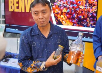 Peneliti dari ITS Dr Eng Hosta Ardhyananta ST MSc saat memamparkan proses dan hasil produksi Benwit