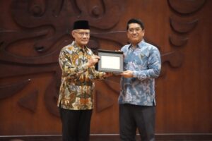 Penandatanganan Nota Kesepakatan Bersama oleh Rektor UI Heri Hermansyah dan Ketua Umum PP Muhammadiyah Haedar Nashir