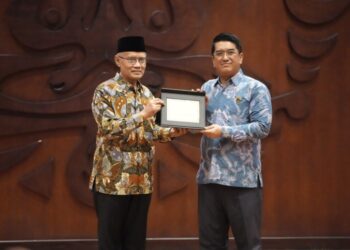 Penandatanganan Nota Kesepakatan Bersama oleh Rektor UI Heri Hermansyah dan Ketua Umum PP Muhammadiyah Haedar Nashir