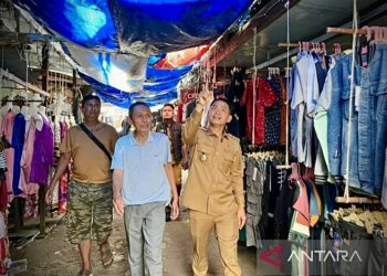 Wali Kota Banjarmasin H.M. Yamin HR saat meninjau Pasar Ujung Murung