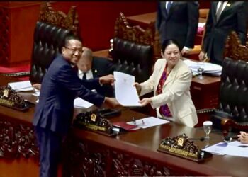 Menteri Hukum Supratman Andi Agtas menyerahkan draft RUU PPRT kepada Ketua DPR RI Puan Maharani