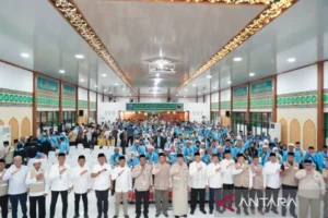 Gubernur Kalimantan Selatan H Muhidin lepas keberangkatan jemaah haji Embarkasi Banjarmasin kloter pertama, Kamis [23/4] malam