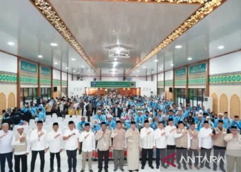 Gubernur Kalimantan Selatan H Muhidin lepas keberangkatan jemaah haji Embarkasi Banjarmasin kloter pertama, Kamis [23/4] malam