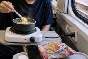 Penumpang Masak Mi Instan di Kereta Pakai Kompor Listrik