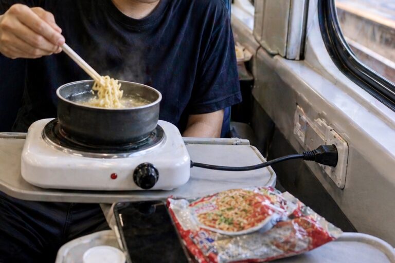 Viral! Penumpang Masak Mi Instan di Kereta Pakai Kompor Listrik, Begini Respons KAI