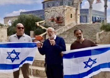 Aksi provokasi warga zionis israel mengibarkan bendera di dalam kawasan Masjid Al-Aqsa di Yerusalem