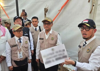 Wakil Menteri Haji dan Umrah, Dahnil Anzar Simanjuntak, saat meninjau tenda jemaah haji