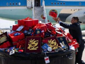Delegasi AS Buang Semua Barang dari China Sebelum Naik Air Force One