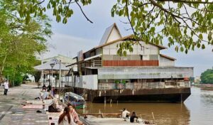 Tongkang Resto Apung yang berada di depan Balai Kota Banjarmasin