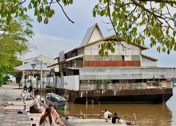 Tongkang Resto Apung yang berada di depan Balai Kota Banjarmasin