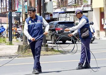 Kabel fiber optik semrawut di Jalan S. Parman, Banjarmasin