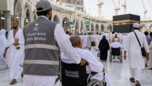 Ilustrasi jasa resmi dorong kursi roda jemaah haji 2026