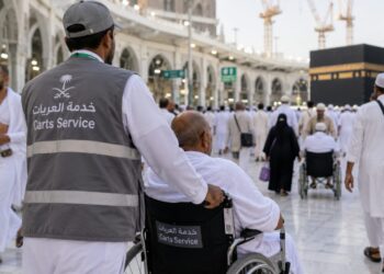 Ilustrasi jasa resmi dorong kursi roda jemaah haji 2026