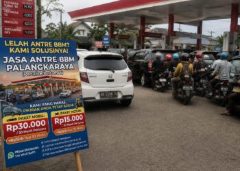 Mahasiswa Buka Jasa Antre BBM di Palangka Raya