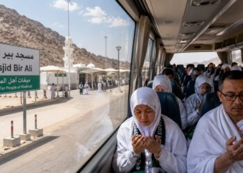 Ilustrasi jemaah haji 2026 mengambil miqat dan melafalkan niat ihram di dalam bus ketika di Bir Ali