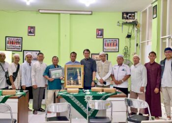 Pengurus Masjid Fathul Iman Palangka Raya bersama pengurus Masjid Al Jihad Banjarmasin