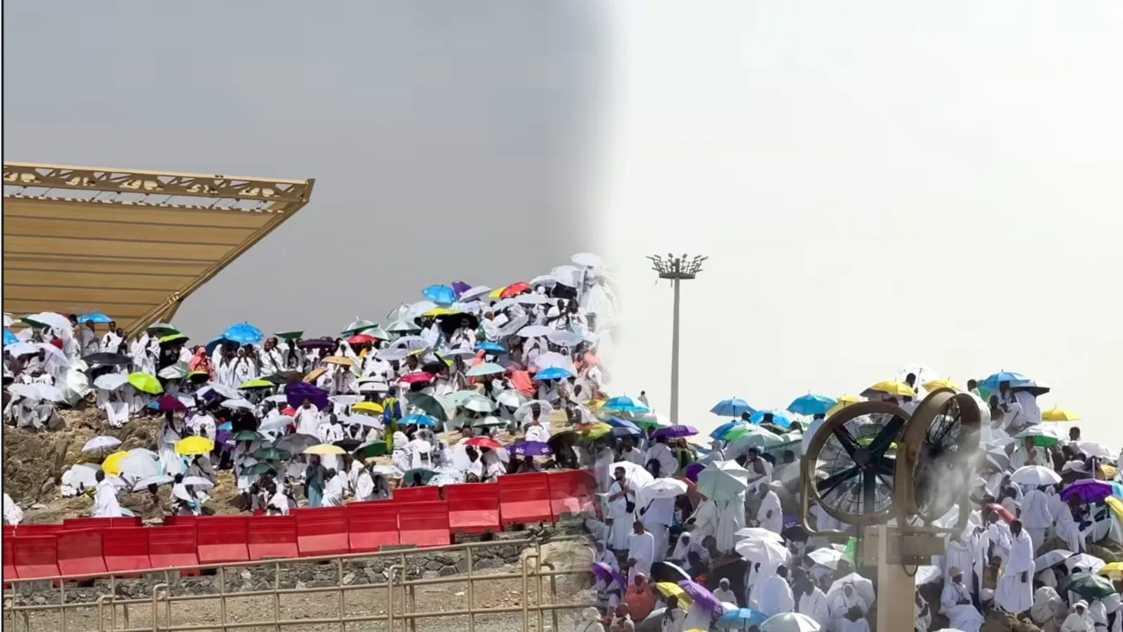Jemaah haji saat lakukan wukuf di Arafah, pemerintah sediakan pendingin udara