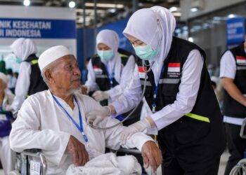tenaga kesehatan mendampingi jemaah haji