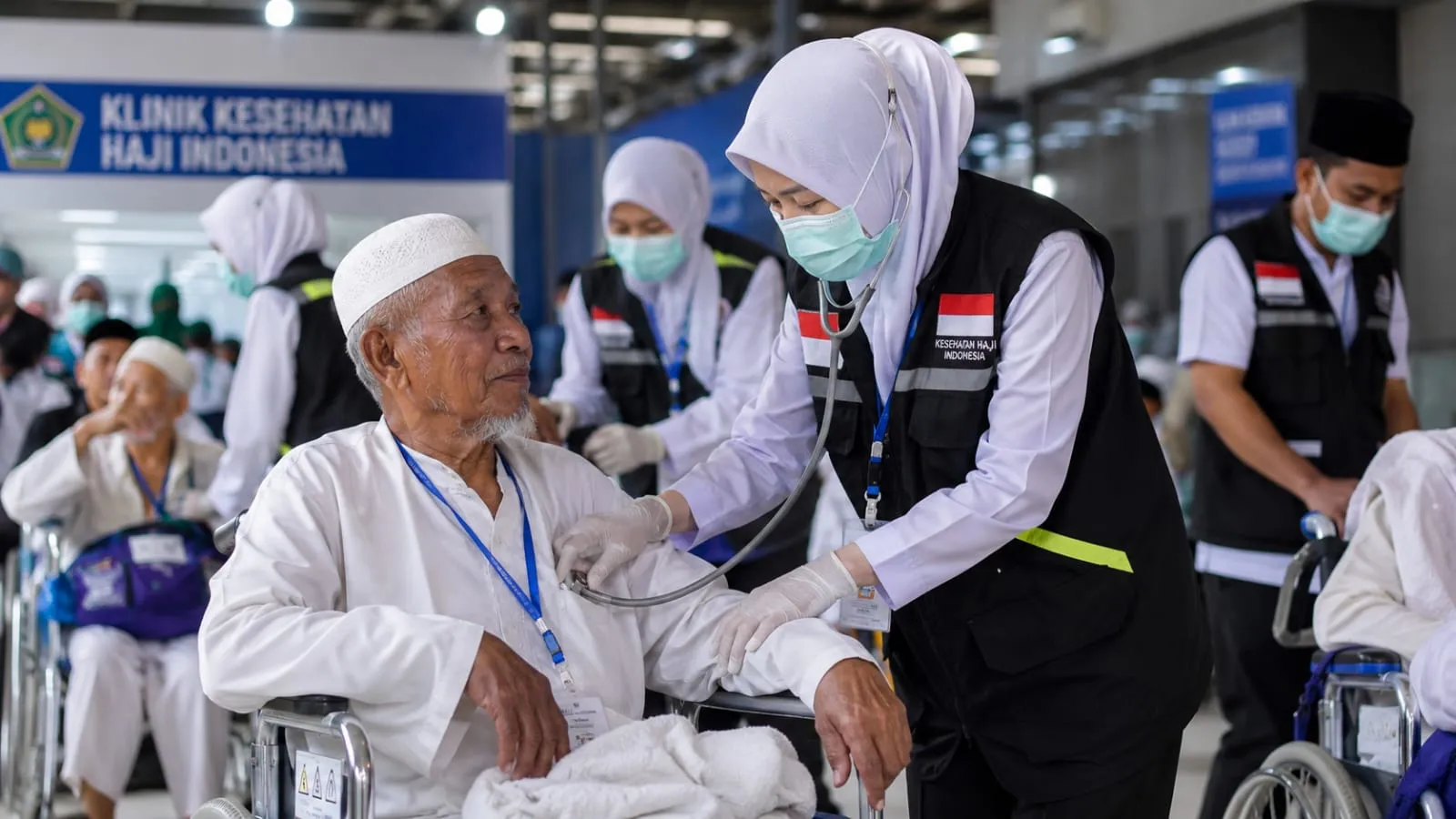 tenaga kesehatan mendampingi jemaah haji