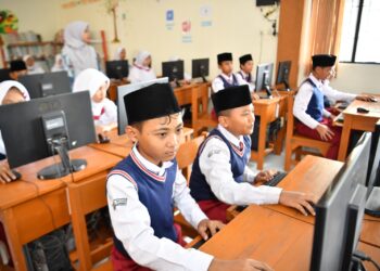 Ilustrasi siswa SD melaksanakan Tes Kemampuan Akademik