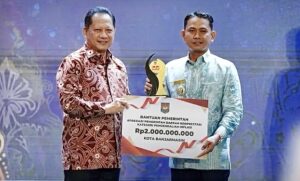Wali Kota Banjarmasin H.M. Yamin HR saat menerima penghargaan oleh Mendagri Muhammad Tito Karnavian