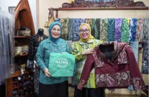 Wakil Menteri Koperasi Farida Farichah saat mengunjungi Showroom Dekranasda Kota Banjarmasin
