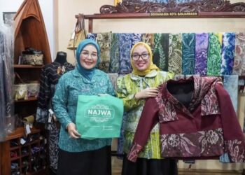 Wakil Menteri Koperasi Farida Farichah saat mengunjungi Showroom Dekranasda Kota Banjarmasin