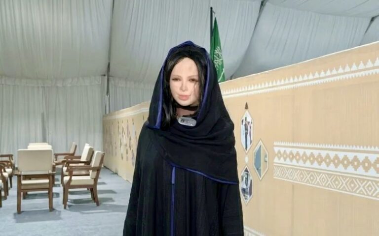 Robot Interaktif 69 Bahasa Siap Bantu Jemaah Haji di Arab Saudi