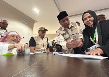 Penyerahan simbolis dana wakaf kepada jemaah asal Aceh