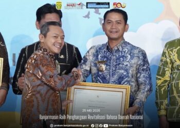 Penyerahan penghargaan oleh Wakil Menteri Pendidikan Dasar dan Menengah Fajar Riza Ul Haq kepada Wali Kota Banjarmasin H.M. Yamin HR