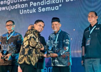 Ketua MDMC PP Muhammadiyah Budi Setiawan menerima penghargaan apresiasi dari Kemendikdasmen