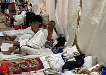 Banyak Jemaah Haji Istirahat di Luar Tenda Mina