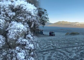 Penampakan Bromo ‘bersalju’