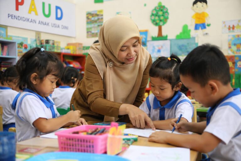 Sebanyak 47% Guru PAUD Belum Bergelar Sarjana, Ini Alasan dan Solusi Pemerintah!