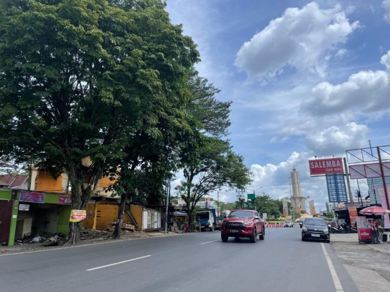 Kawasan Simpang Empat Banjarbaru Akan Ditata Ulang, Pedagang Bongkar Lapak Sendiri