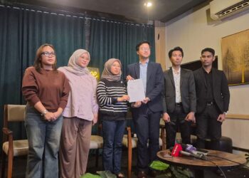 Korban dan kuasa hukum korban Hanania Travel
