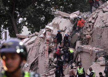 Bangunan runtuh akibat gempa besar di Venezuela