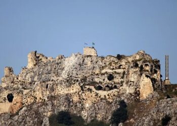 Potret bendera Israel berkibar di atas Kastil Beaufort Lebanon Selatan, 31 Mei 2026
