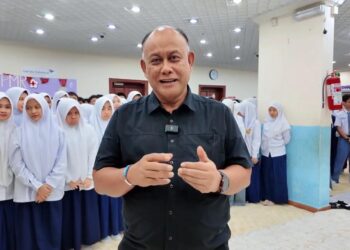 Dadan Hindayana saat mengunjungi Sekolah Indonesia Jeddah