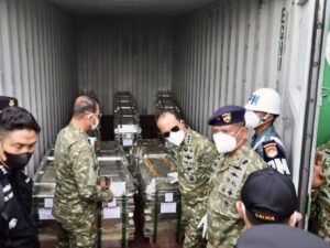 Kasum TNI bersama rombongan meninjau kapal dan barang bukti penyelundupan LTJ serta unsur radioaktif ilegal di Dermaga Kodaeral IV Batam
